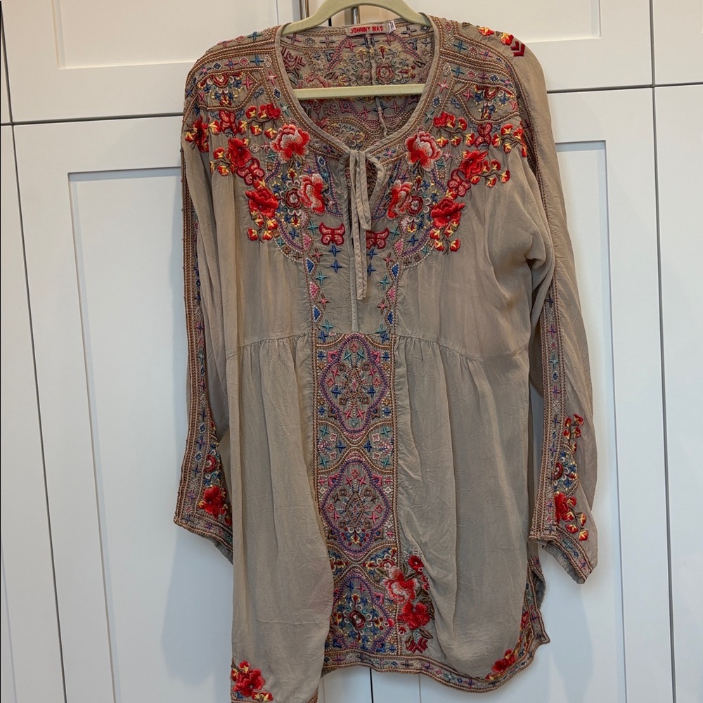 Johnny Was Ladies lightweight blouse.  Size L.  Gorgeous embroidery